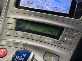 【オートエアコン】一度お好みの温度に設定すれば、車内の温度を検知し風量や温度を自動で調整。暑い&hellip;寒い&hellip;と何度もスイッチ操作をする必要はありません。快適な車内空間には必須の機能ですね♪