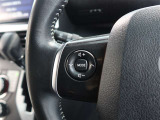 便利なステアリングスイッチ付きでナビに目をやらなくても音量調整等が可能です。