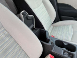 アームレスト付きなのでリラックスして運転が出来ます!収納スペースです