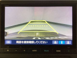 【バックカメラ】運転が苦手な方も車庫入れラクラクです!ギアをリバースに入れれば自動的に切り換わりますので、面倒な操作は不要です♪狭い駐車場もお車を傷つけず安心ですね!