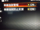 【車線逸脱防止支援システム+車線逸脱警報】 警告音とともにブレーキを制御することで車両をもとの車線内に戻すような力を短時間発生させ、クルマを車線内に戻すようドライバーのステアリング操作をアシストします