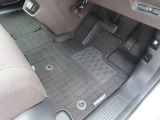 【フロントのフロアマット】前席は純正フロアマット付きです。大きな汚れもなく、使用感も少なめで綺麗な状態です。
