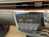お好みの温度に合わせれば自動的に調節、オートエアコン装備。年中快適な車内。