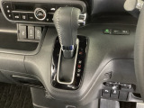 自然に手が届き、操作性の良いインパネシフトに、パーキングブレーキは、フットブレーキタイプなので、運転席と助手席の間はすっきりしています。
