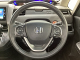 ハンドルにHondaセンシング系のクルーズコントロールやレーンキープアシストなどのスイッチと、オーディオの操作スイッチが装備されています。ハンドルから手を離さず安全に操作できます。