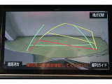 ハンドル操作に連動してガイドラインが変化するバックカメラ搭載です。クルマは構造上たくさんの死角がありますので、とても便利な機能ですね。あくまで補助の為の装備ですのでバックは目視での確認が大事ですよ!