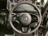 ハンドルにHondaセンシング系のクルーズコントロールやレーンキープアシストなどの操作スイッチが装備されています。ハンドルから手を離さず安全に操作できます。