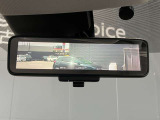 車両後方のカメラ映像をミラー面に投影します。社内の状況や天候に左右されずいつでもクリアな後方視界が得られます。