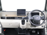 操作性に優れた運転席となります!小物入れや各ボタンの配置にこだわり、使いやすいです!座り心地もよく視認性も良好なのでロングドライブもお任せ下さい!