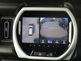 【全方位モニター】リバースに入れた際、車両全体を見渡している映像に切り替わります。また、見通しが悪い場所で便利な前方ワイド映像やすれ違いに便利な助手席側ワイド映像など切り替えが出来ますよ♪