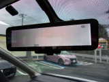 「インテリジェントルームミラー」 車輛後方のカメラ映像をミラー面に映し出して、いつでもクリアーな後方視界を確保します。通常ミラーにも簡単に切り変えができます。