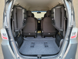 3列目シートは上部に跳ね上げることが可能で、跳ね上げると広々としたラゲッジスペースが生まれます!大きな荷物や長い荷物も簡単に収納することができます!