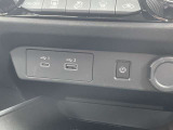 運転席と助手席の間にUSBソケットがついているので、スマートフォンなどの充電が可能です。
