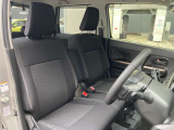 ベンチシートですのでゆったり座れたり、肘掛などがついているのでロングドライブでも快適に過ごせますよ。