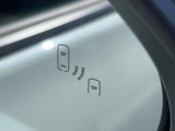 【ブラインドスポットモニター】走行中、ドアミラーの死角になりやすい箇所に後続車が接近するとサイドミラーのレンズに警告を表示!ドライバーに注意喚起をしてくれます。