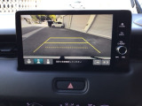 【バックカメラ】運転が苦手な方も車庫入れラクラクです!ギアをリバースに入れれば自動的に切り換わりますので、面倒な操作は不要です♪狭い駐車場もお車を傷つけず安心ですね!
