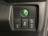 Hondaセンシング用の、VSA(ABS+TCS+横滑り抑制)解除とレーンキープアシストシステムのメインスイッチなどはハンドルの右側に装備しています。燃費に役立つECONボタンもここです。
