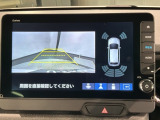 リバースギアに入れるだけで後方の表示へ切り替わります。夜間や雨の日の駐車も楽になりますよ。