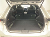 後席シートを前に倒すと十分なスペースを確保できます。分割式なので後席の片方に乗車しながらスキーやゴルフバックなど尺の長い荷物も積み込めます。