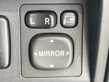 【電動格納ミラー】サイドミラーは電動格納式となっており、狭い駐車場でもキズがつくリスクを抑えられます。