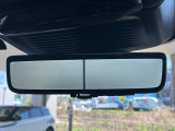 ランドローバー初のクリアサイトインテリアリアビューミラーは車体に装備したカメラによって、後方の映像がミラーに映し出されます。ミラーユニット下部のスイッチで簡単にモード切替も可能です。