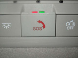 SOSコールは急病時やあおり運転被害などの危険を感じた時スイッチを押すと専門のオペレータに繋がって警察や消防への連携をサポートしてくれます。万が一の事故発生時にはエアバッグ展開と連動して自動通報します。