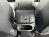 後席にはUSBソケットがついているので、スマートフォンなどの充電が可能です。