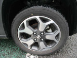 スタイリッシュなアルミホイール☆ホイールには少し傷がございます。タイヤの溝もバッチリです!!