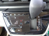 温度管理のできるオートエアコン付きです。設定温度を保ってくれますので快適なドライブが楽しめます。