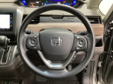 ハンドルにHondaセンシング系のクルーズコントロールやレーンキープアシストなどのスイッチと、オーディオの操作スイッチが装備されています。ハンドルから手を離さず安全に操作できます。