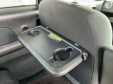 格納式のシートバックテーブル付きです。便利ですよ!