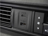 ◆USB接続端子◆スマホやiPodなどを接続して、いつもの音楽を車内でもお楽しみいただけます♪