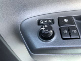 電動格納式ドアミラー付き。 狭い駐車場へ停めた時に、ボタン1つで左右のミラーをたたむ事ができます。