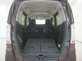 2列目シートを倒すことで、大変広いラゲッジスペースとなります。大きな荷物を積んだりと様々な用途にご利用いただけます。