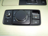 運転時にドライバーが視線を変えずにマツダコネクトを操作できるようコマンダーが設置されています。