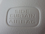 サイドカーテンエアバックシステムは、側面衝突時に大人から子供までさまざまな体格の乗員の頭部や頚部を広範囲で保護。特にセンターピラーへの頭部衝突を防ぐ展開性能を実現しています。