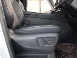 パワーシート搭載。微妙な調整が手軽にでき、ピッタリなポジションで運転することが可能です。