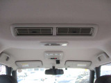 リヤシーリングファンがついていますので、後席の方も快適に過ごせますね^^