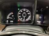 スピードメーターとタコメーターを大きく配した見やすいメーター部になっています。右側のインフォメーション画面でオドメーターや燃費などの情報を確認できます。