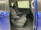 2列目セパレートシートです。左右シートが離れているので開放感が高まります。前席から後席へ移動ができるウォークスルーがとても便利です。