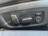 【メモリー機能付きパワーシート】運転手が代わってもボタン一つで設定ポジションに。常にご自身のドライブ設定が整います。
