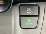 ECON モードをON にするとアクセルペダルの動きに対するエンジンの反応とエアコンの制御を切り換えることで、燃費のいい運転をするドライバーがペダルを踏んだ時と同じようにエンジンを制御します。