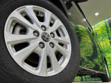 【純正15インチアルミホイール】外観にマッチした純正アルミホイールを装着しております。各種社外アルミホイールや、スタッドレスタイヤも取扱いしております。是非ご相談ください♪