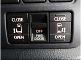 両側電動スライドドアのスイッチ付です。車内からもスイッチひとつで楽にドアの開閉が可能です。電動なので開閉時に力を使う必要がなく、半ドアになることもありません!