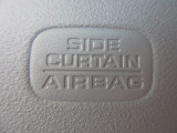 サイドカーテンエアバックシステムは、側面衝突時に大人から子供までさまざまな体格の乗員の頭部や頚部を広範囲で保護。特にセンターピラーへの頭部衝突を防ぐ展開性能を実現しています。