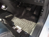 【フロントのフロアマット】前席はフロアマット付きです。大きな汚れもなく、使用感も少なめで綺麗な状態です。