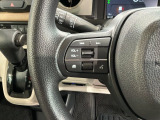 ステアリングにオーディオ操作スイッチが付いています。オーディオ画面に直接タッチしなくても操作が出来ますので、運転に集中できます。