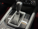 【フロアシフト】直感的な操作性や手に取りやすいレバー位置が特徴です。MTモードはエンジンブレーキやパワフルな加速を要する際など様々なケースで活躍。