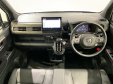 使いやすいレイアウトのダッシュボード周辺です。オートエアコンや小物入れなど嬉しい装備が満載です。