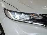 【LEDヘッドライト】省電力で、明るく遠くまで照らし、夜道や雨天などの走行の際、安心感を高めます。オートライト機構で周囲の明るさを感知し、自動で点灯、消灯します。